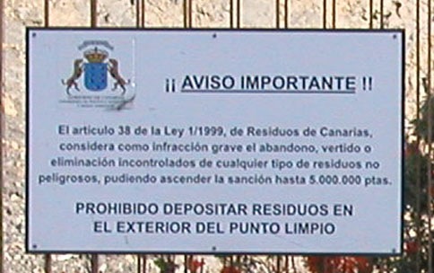 Prohibido tirar basuras fuera del punto limpio